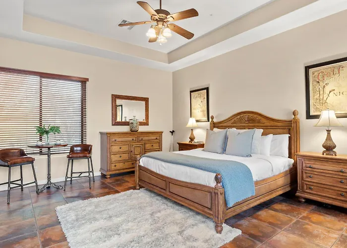 Holiday home The Debonair Derby By Paseohomesaz With Heated Pool