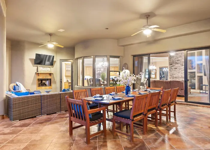 The Debonair Derby By Paseohomesaz With Heated Pool Holiday home *