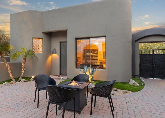 Holiday home The Debonair Derby By Paseohomesaz With Heated Pool