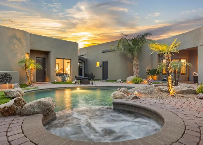 The Debonair Derby By Paseohomesaz With Heated Pool Holiday home *