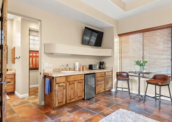 Holiday home The Debonair Derby By Paseohomesaz With Heated Pool *