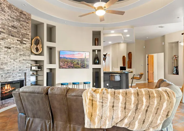 Holiday home The Debonair Derby By Paseohomesaz With Heated Pool