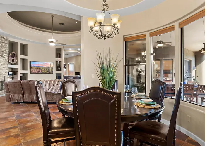 The Debonair Derby By Paseohomesaz With Heated Pool Holiday home *