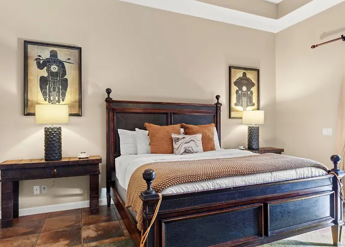 Holiday home The Debonair Derby By Paseohomesaz With Heated Pool *