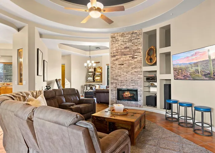 The Debonair Derby By Paseohomesaz With Heated Pool Holiday home