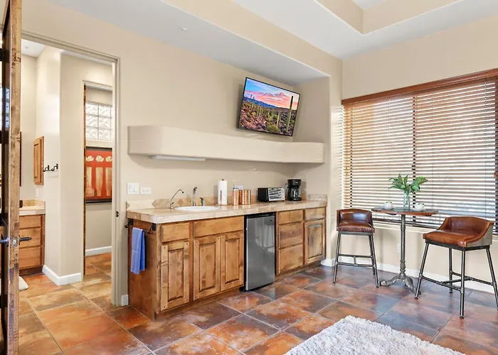 Holiday home The Debonair Derby By Paseohomesaz With Heated Pool *