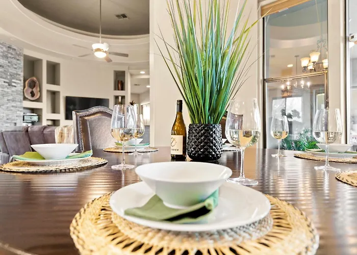 The Debonair Derby By Paseohomesaz With Heated Pool *