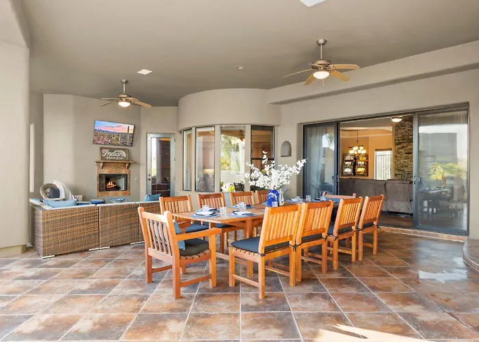 Holiday home The Debonair Derby By Paseohomesaz With Heated Pool