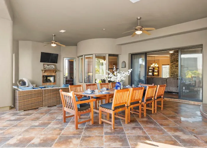 The Debonair Derby By Paseohomesaz With Heated Pool Holiday home *