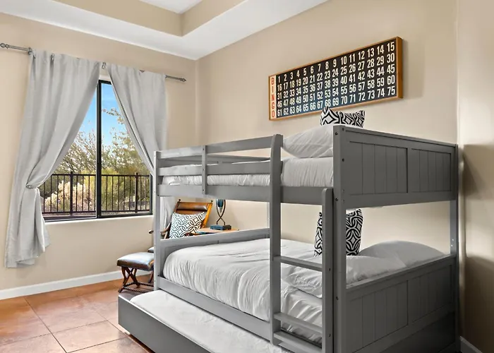 The Debonair Derby By Paseohomesaz With Heated Pool Holiday home *