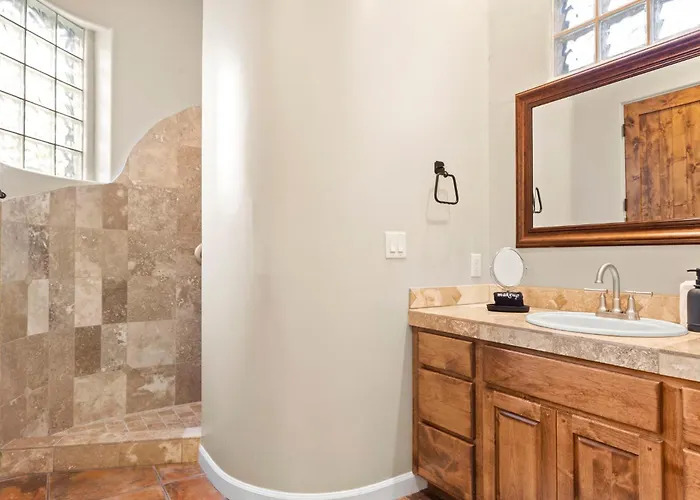 Holiday home The Debonair Derby By Paseohomesaz With Heated Pool *