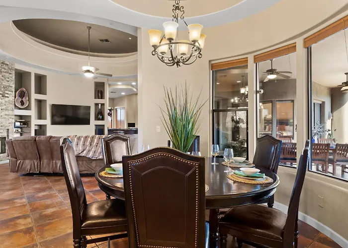Holiday home The Debonair Derby By Paseohomesaz With Heated Pool