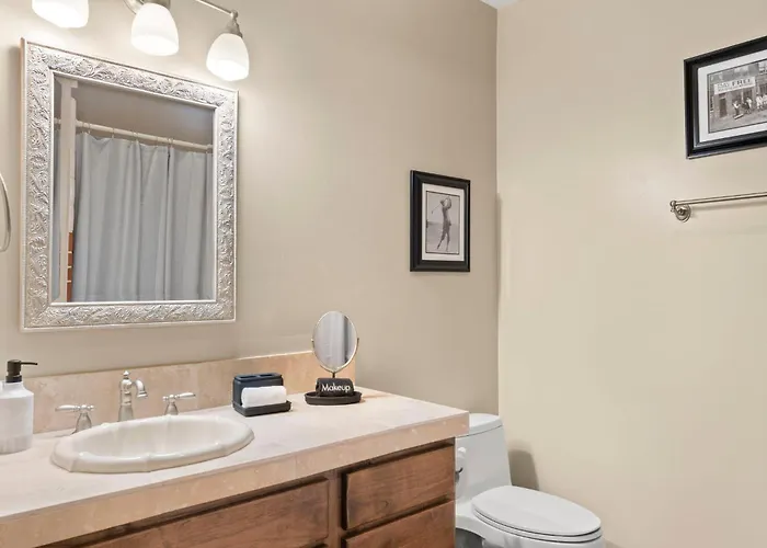 The Debonair Derby By Paseohomesaz With Heated Pool Holiday home