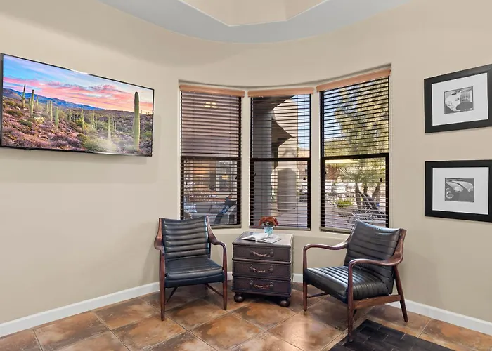 Holiday home The Debonair Derby By Paseohomesaz With Heated Pool