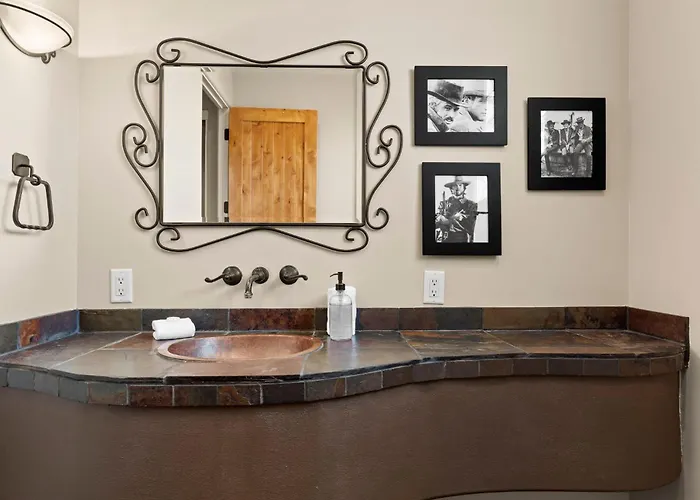 The Debonair Derby By Paseohomesaz With Heated Pool *