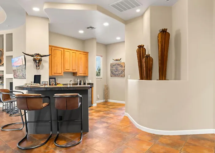 The Debonair Derby By Paseohomesaz With Heated Pool Holiday home